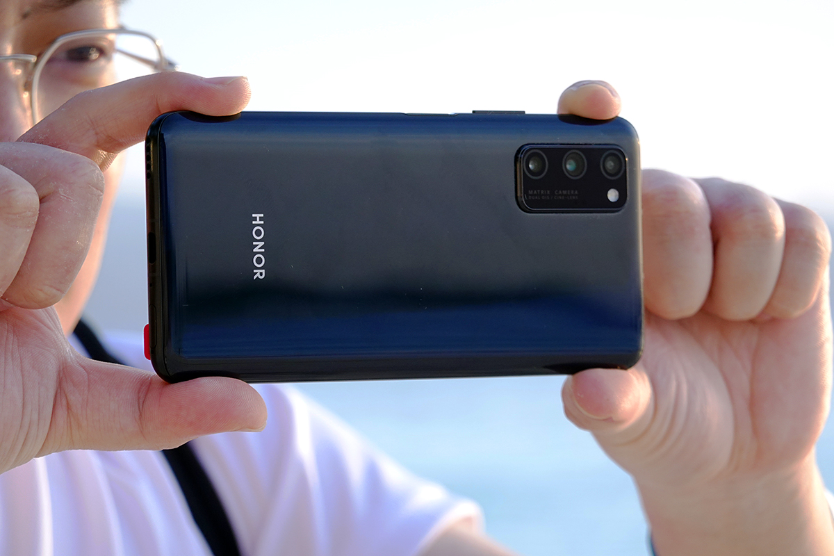 不想过冬就带着荣耀v30去热带岛屿游泳