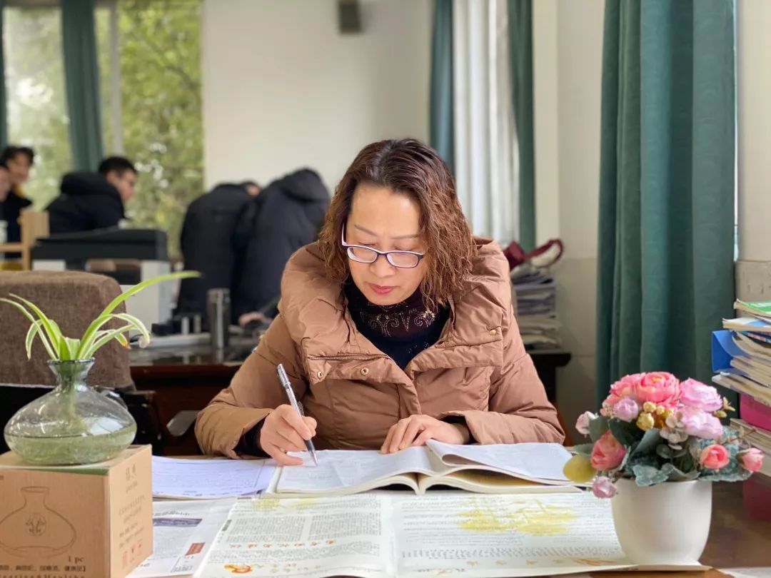 四川省优秀教师,四川省英语骨干教师,乐山市十佳女教师,乐山市学校