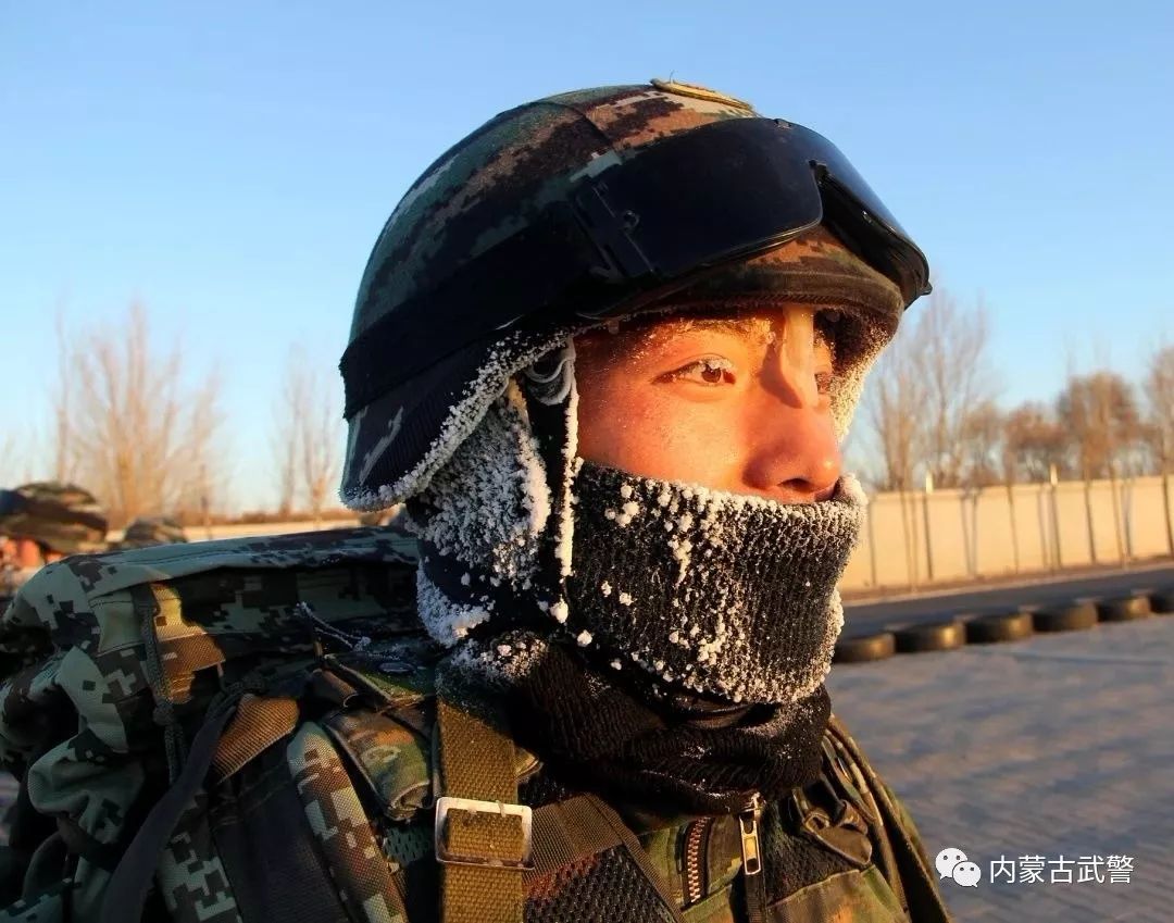 大雪天执勤官兵的日常