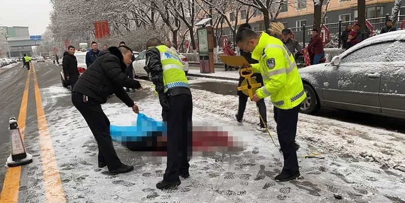 16号呼和浩特一男子被撞身亡鲜血洇红雪地!肇事车逃逸!