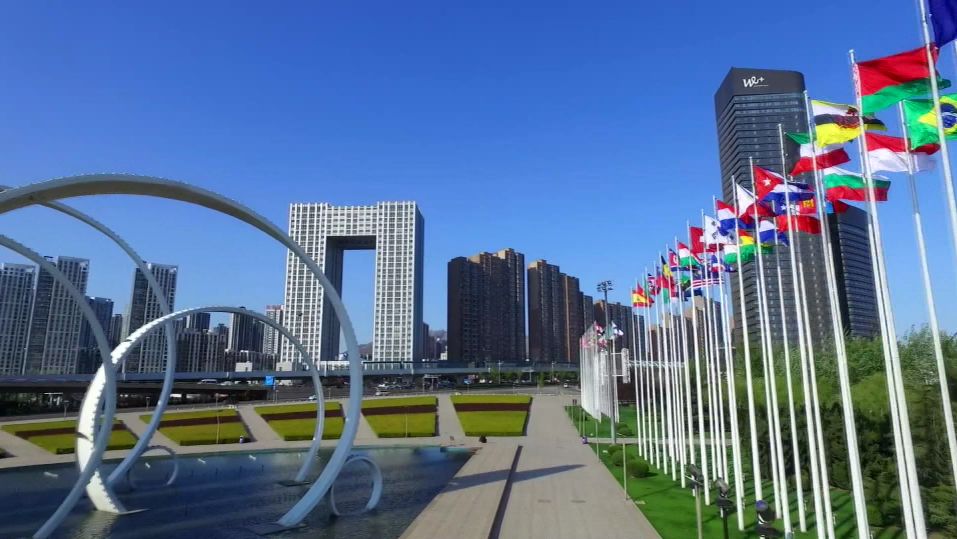 78大连新闻传媒集团与金普新区签订《传媒岛落户金普新区战略合作