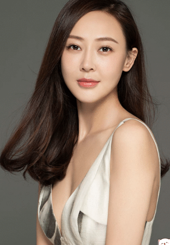 从照片中我们可以看到,卸掉妆容之后,万妮恩非常的有气质,中分的发型