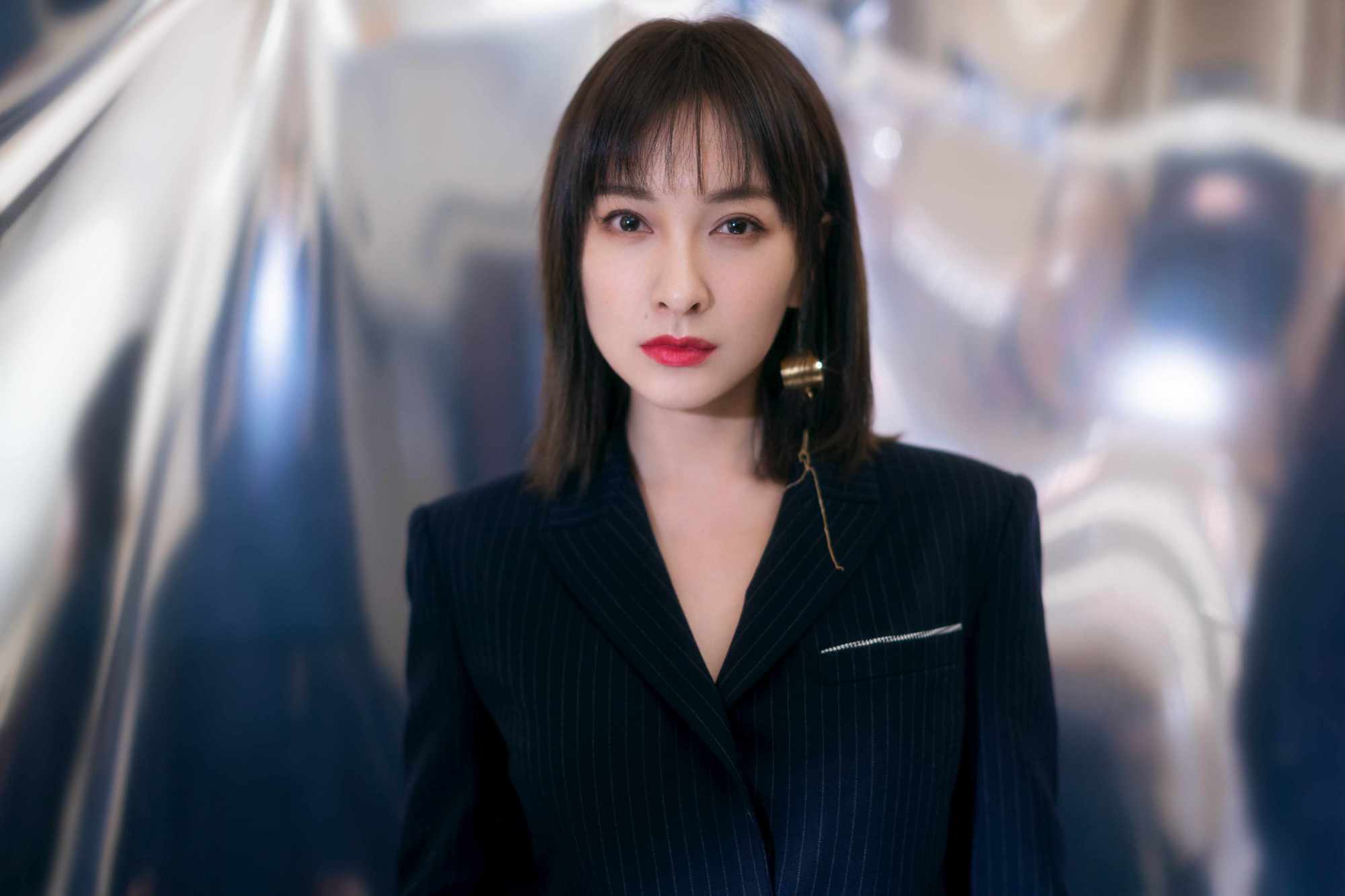 吴昕不再是"傻白甜",干练西装配烈焰红唇,变身女强人气质惊艳