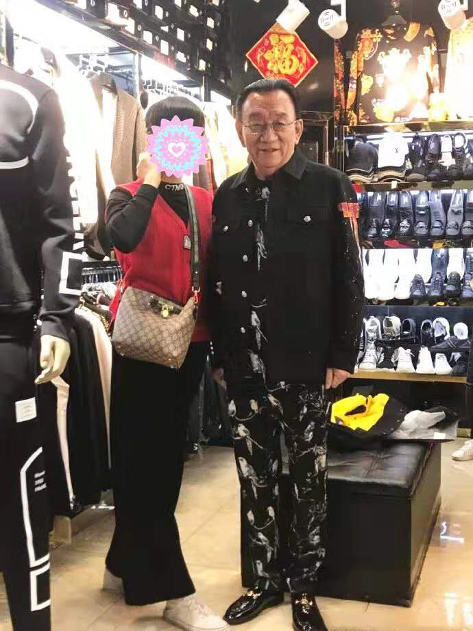 73岁侯耀华独自现身批发市场，穿着花哨搂着女粉丝合影特别潮_头发