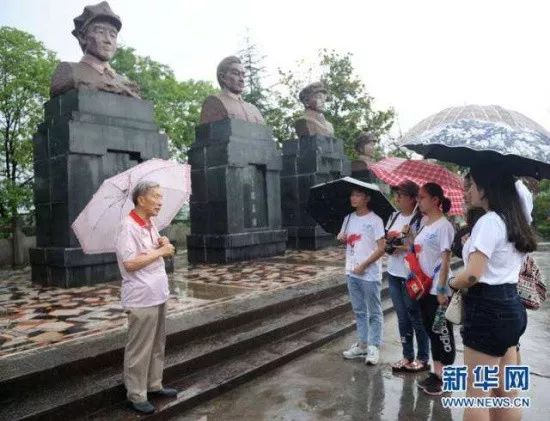 其中,原巴中縣委書記周永開,川陝蘇區將帥碑林紀念館名譽館長張崇魚