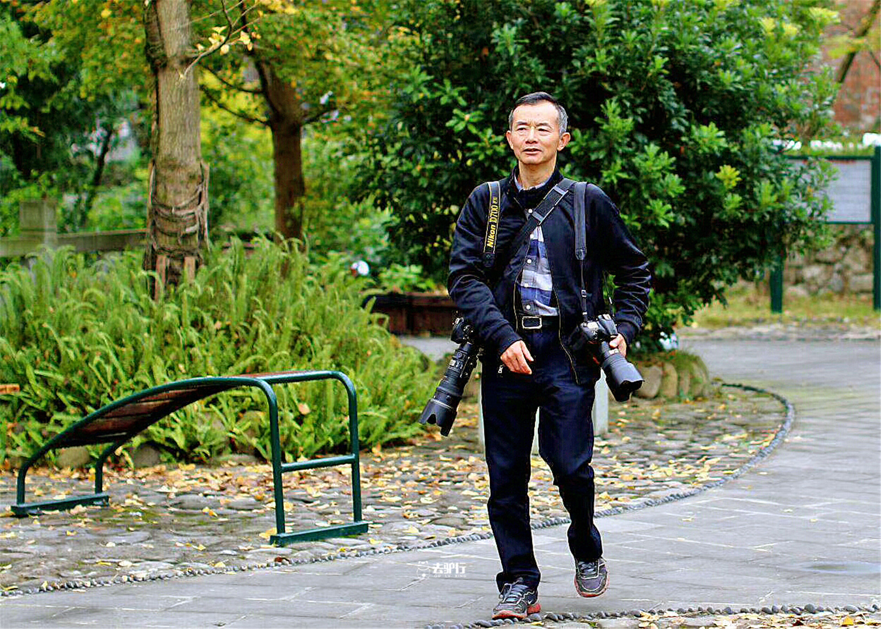 原创成都61岁老人的退休梦想背着相机走遍每个角落渴望把家乡推广出去