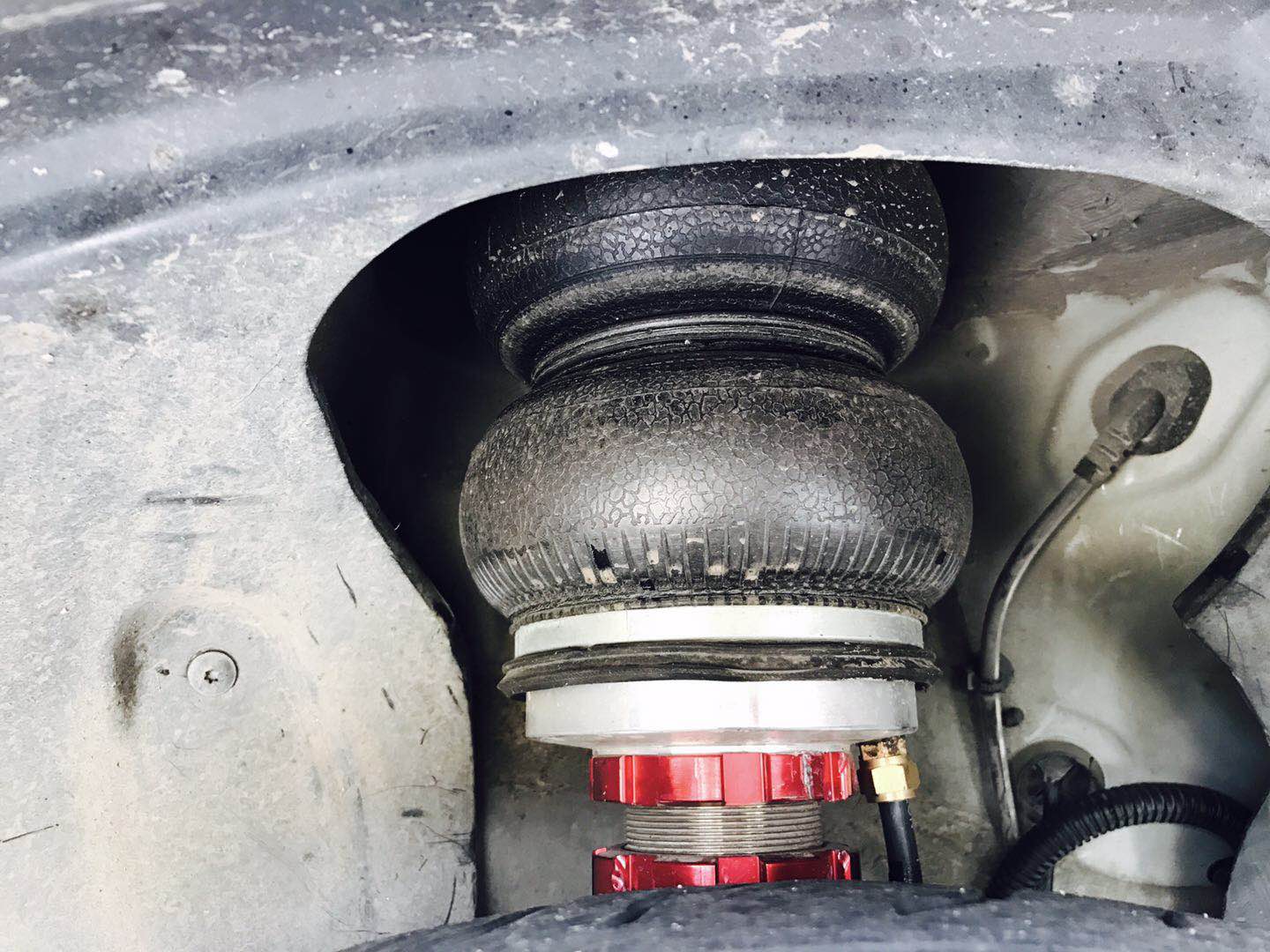 这就是气动避震的空气弹簧