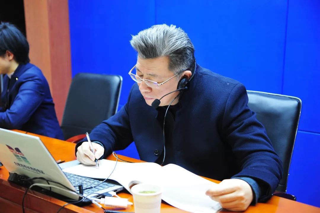 新站高新区主要负责人现场接听12345热线电话_路军