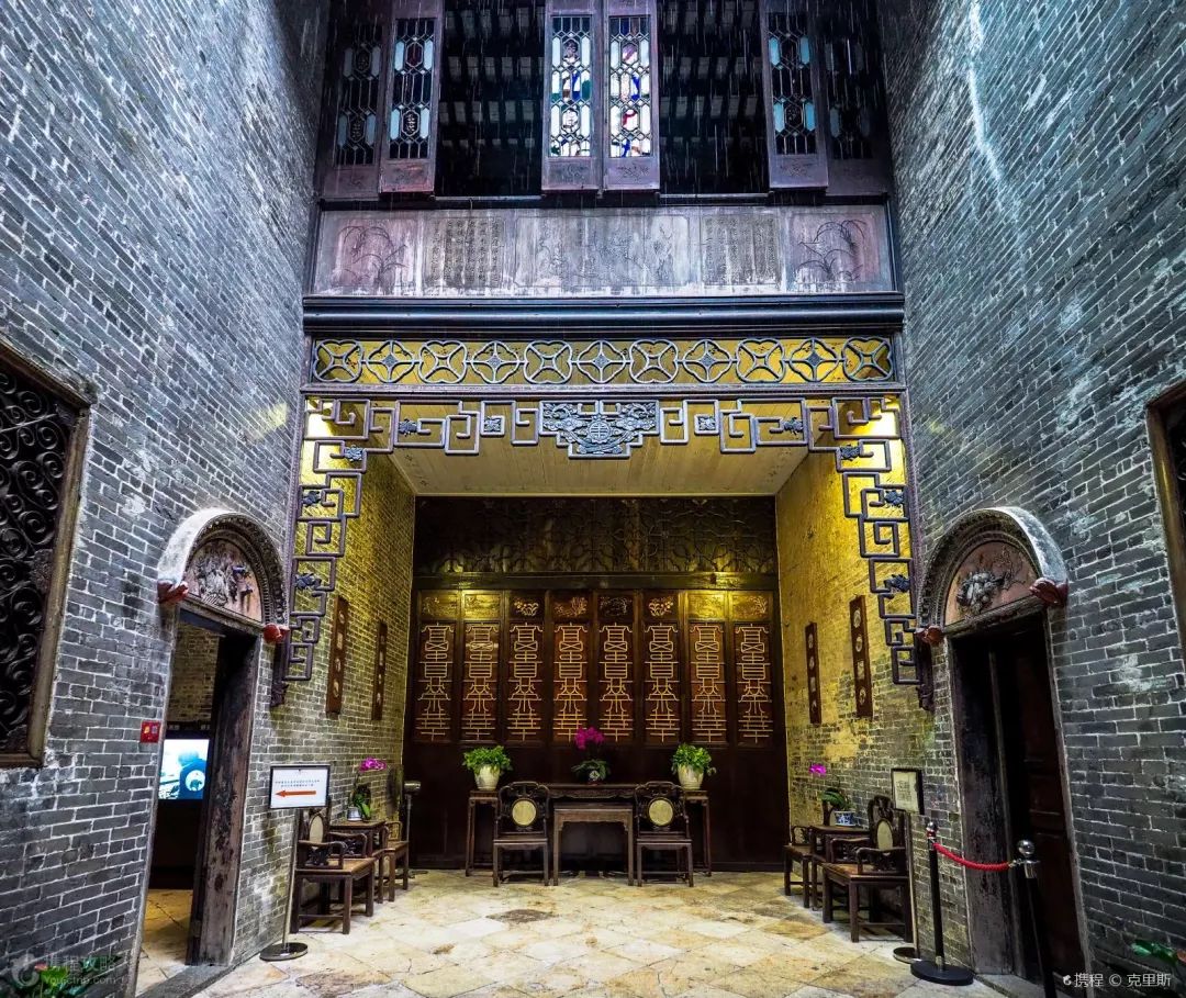 厚青砖建造的典型中式大宅,反映了澳门特有的中西建筑风格合璧的民居