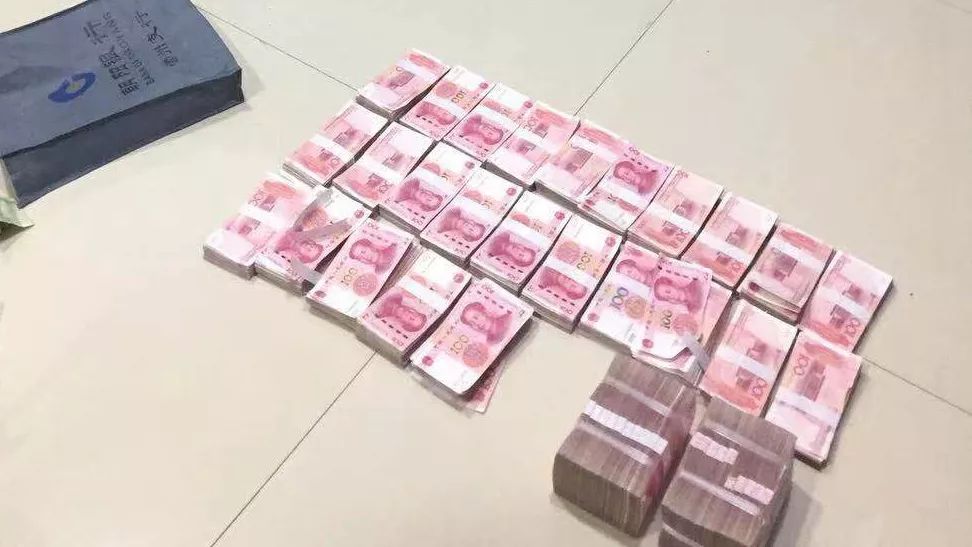 【牛河梁 警钟】朝阳某地车内藏巨额现金100万的一半不翼而飞