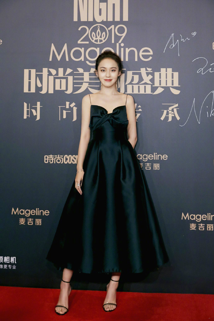 原创张佳宁一字锁骨真美刚签约就能走红毯新老板王凯真给力