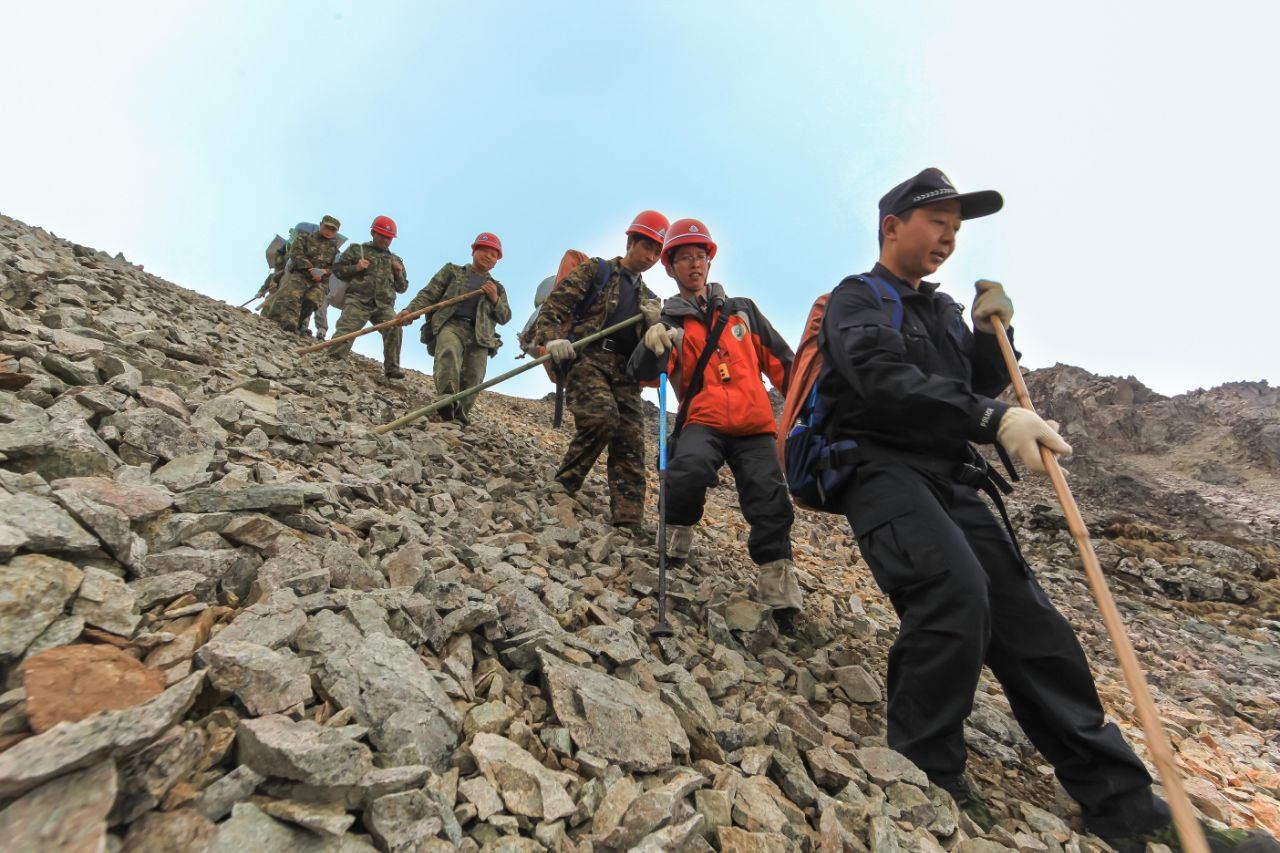 登顶回撤 人生第一次遭遇销魂的大自然滑梯 高山流石滩 给跪了!-搜狐大视野-搜狐新闻