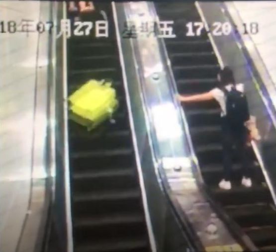 行李箱滑落地铁扶梯砸伤他人！男子被判赔11万元