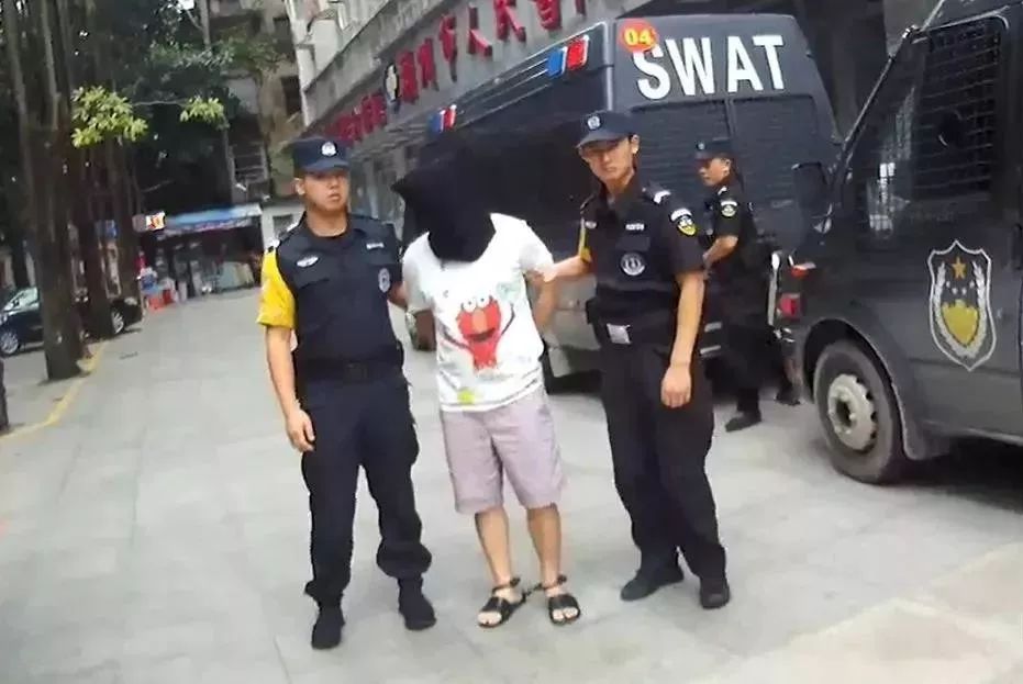 汕头一村霸被捕全乡里人人鼓掌