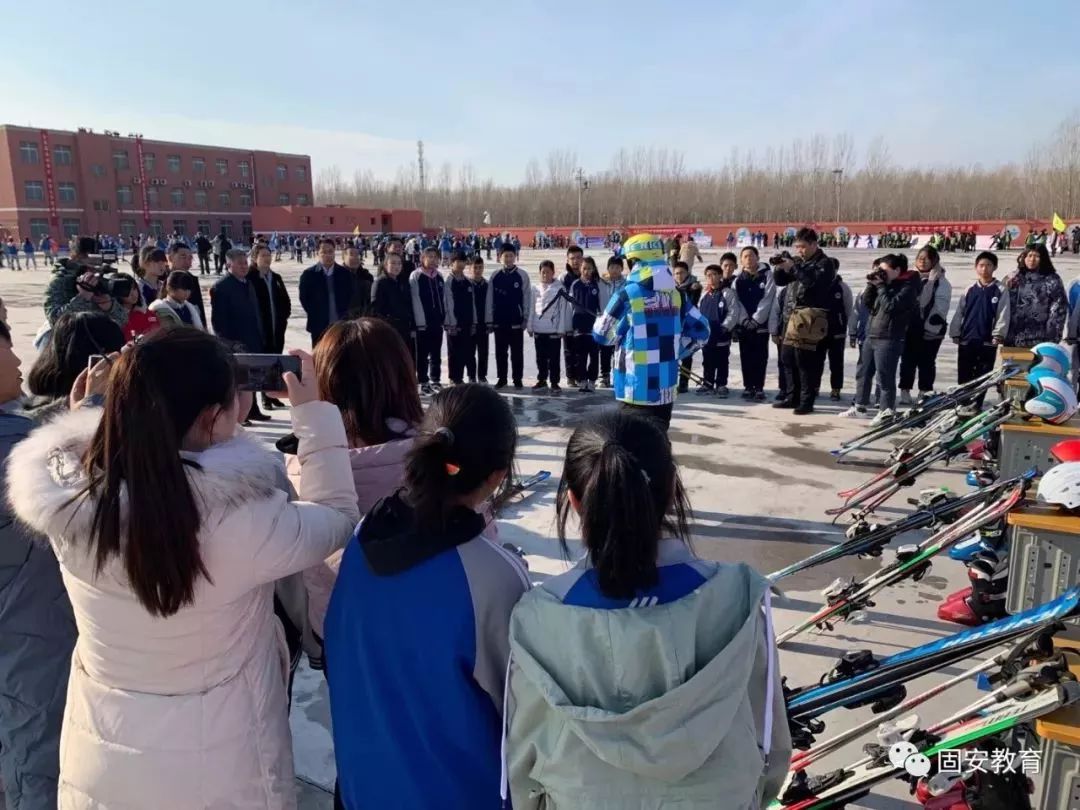 固安新闻固安公主府中学举行冰雪大联欢活动2000余人参加