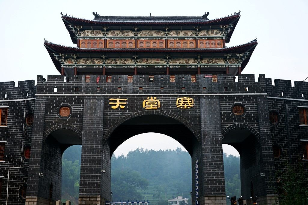 天堂寨是国家aaaaa级旅游景区 ,国家级自然保护区,国家森林公园,国家