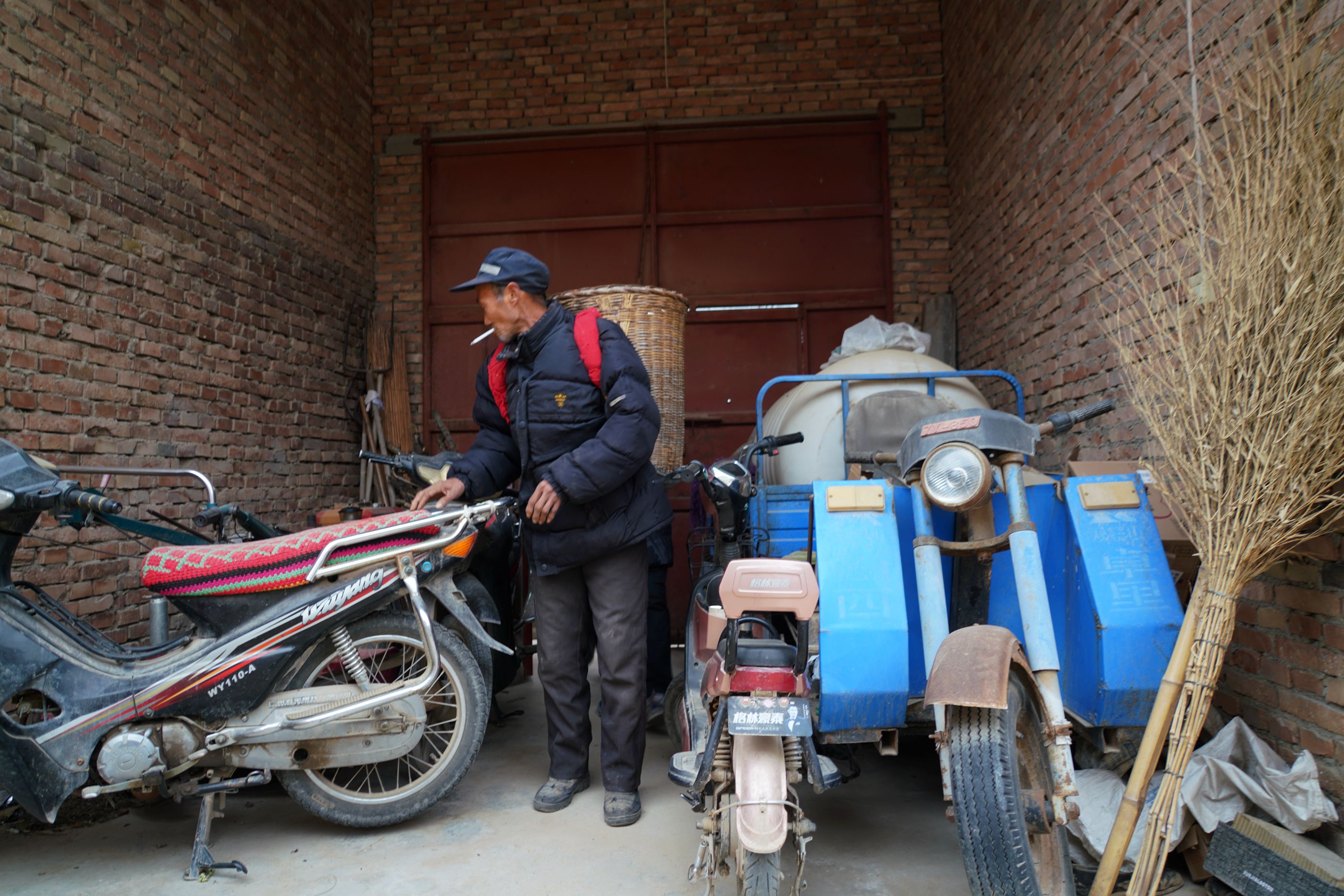 原创农村大叔赶山路要去小女儿家礼物是篓菠菜说起儿媳丢人