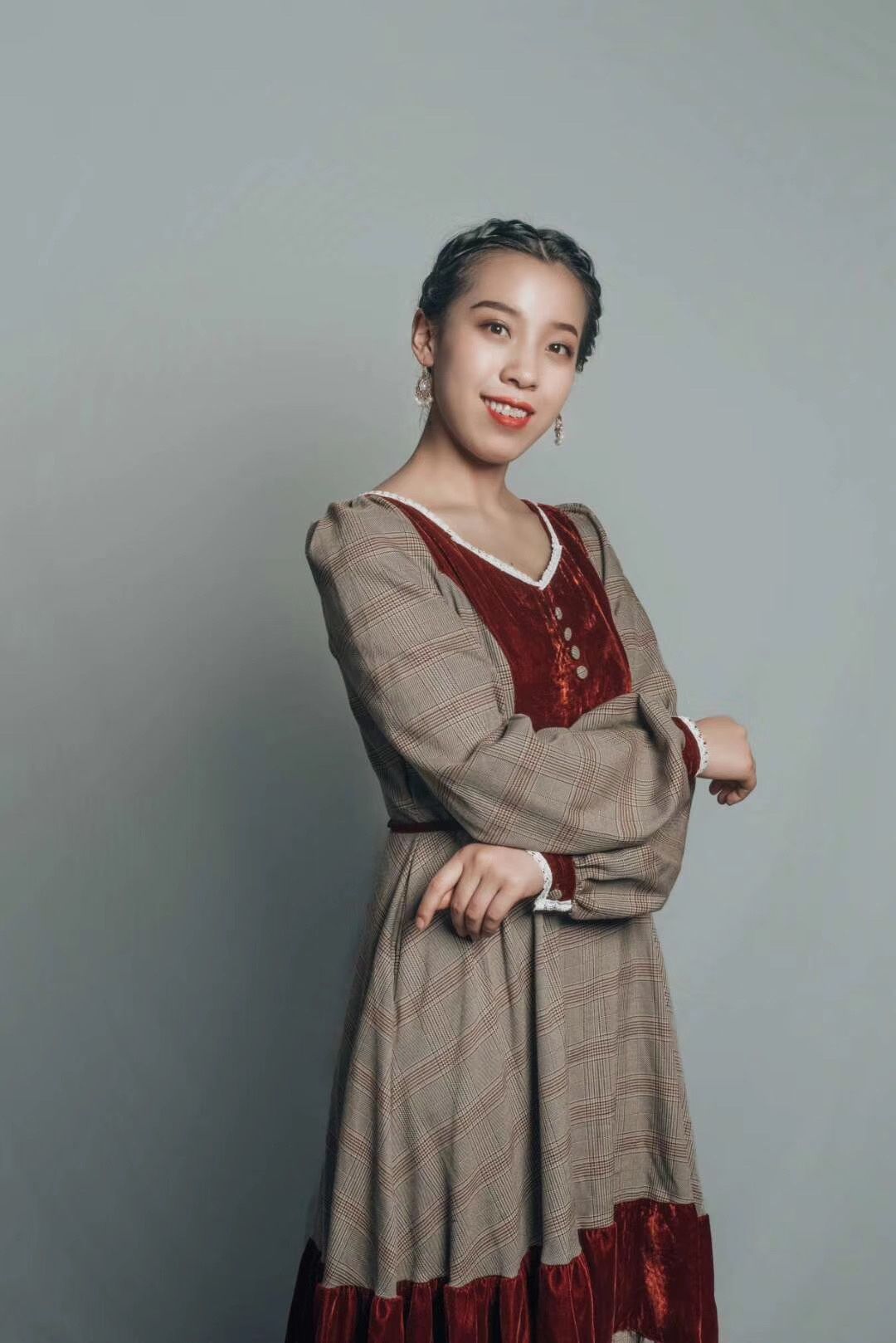 毕业于陕西省艺术职业学院,在话剧《家》中饰演高觉慧,参演过话剧