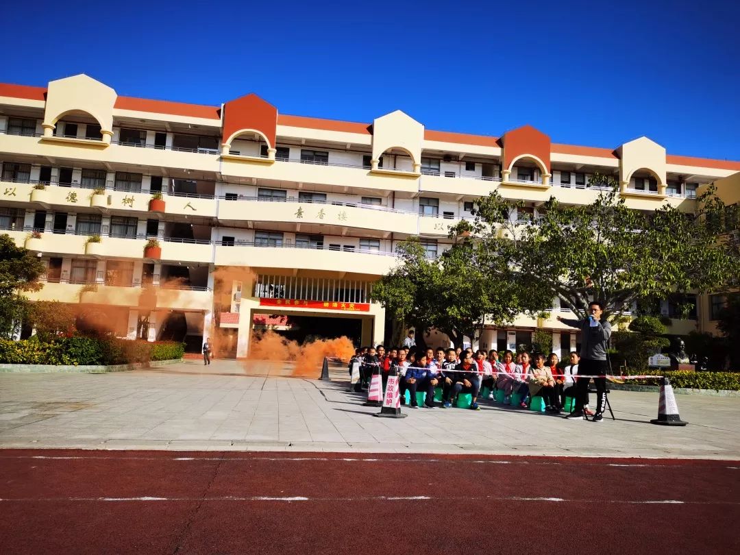 为安全保驾护航集美第二小学师生校车事故疏散演练