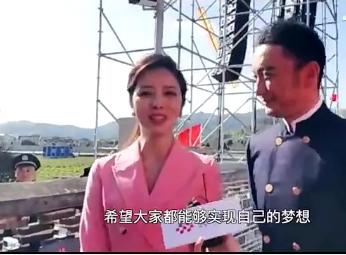 央视主持人户外录节目，李思思完胜“一姐”董卿，曾被说网红感强_台风