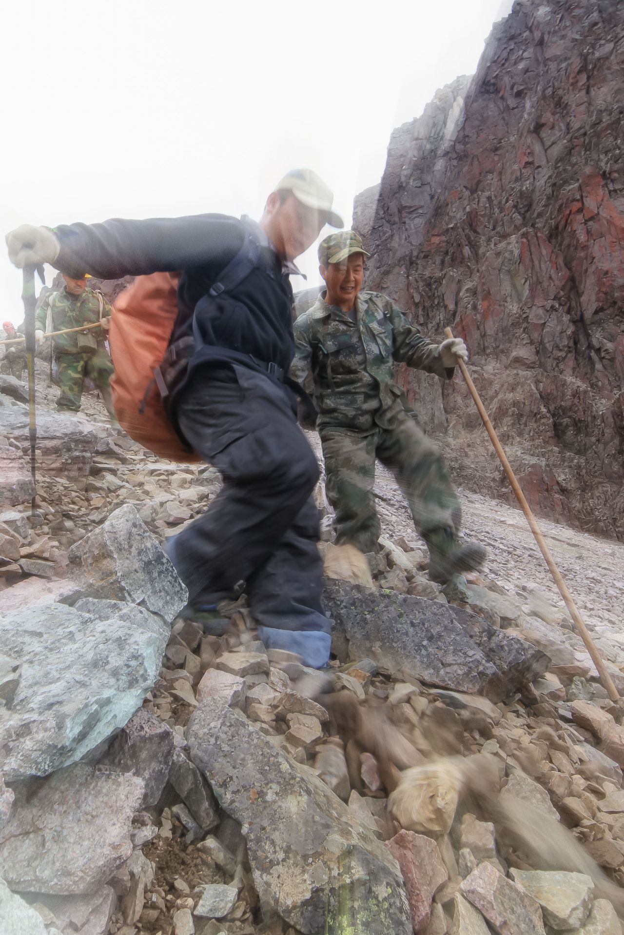 登顶回撤 人生第一次遭遇销魂的大自然滑梯 高山流石滩 给跪了!-搜狐大视野-搜狐新闻