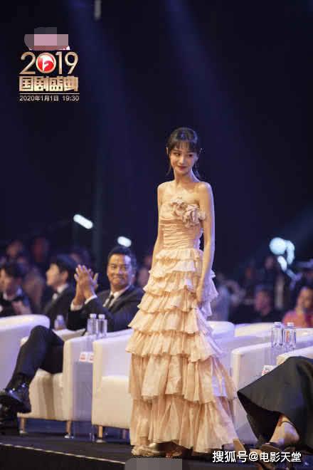 原创情场失意职场得利,被曝分手后郑爽事业上升,冯小刚留言想单聊