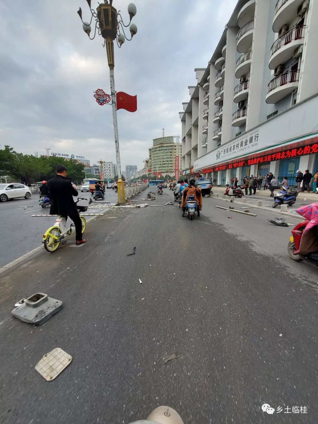 要紧哦临桂金水路上演空中飞车现场一片狼藉