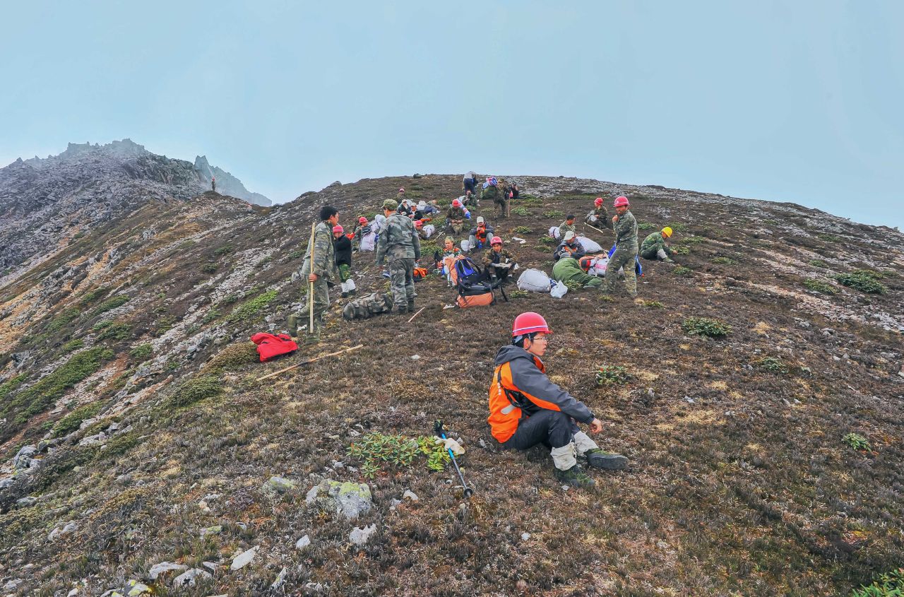 登顶回撤 人生第一次遭遇销魂的大自然滑梯 高山流石滩 给跪了!-搜狐大视野-搜狐新闻
