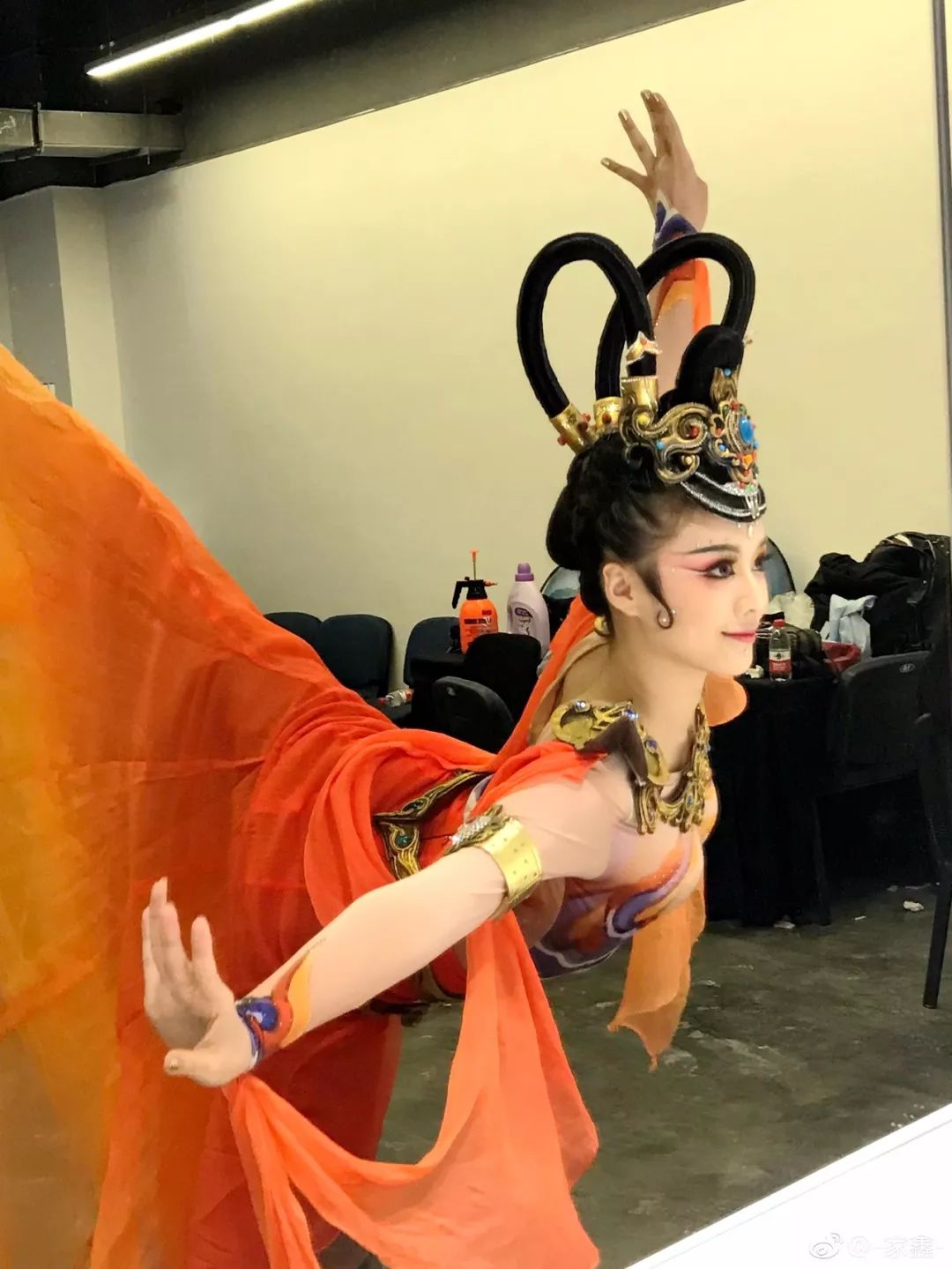 王家鑫一席白衣在阳光下起舞,网友评论:仙女本仙