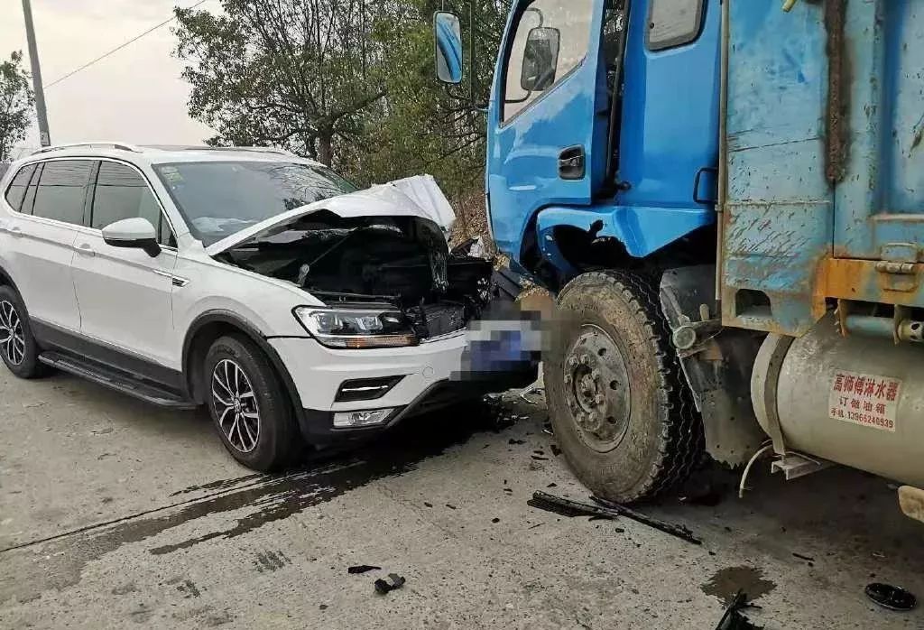 车头严重变形六安一轿车与大货车迎面相撞