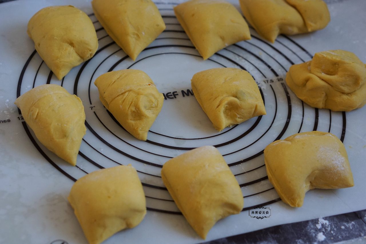 8,将面团取出揉搓排气,切成小的剂子.