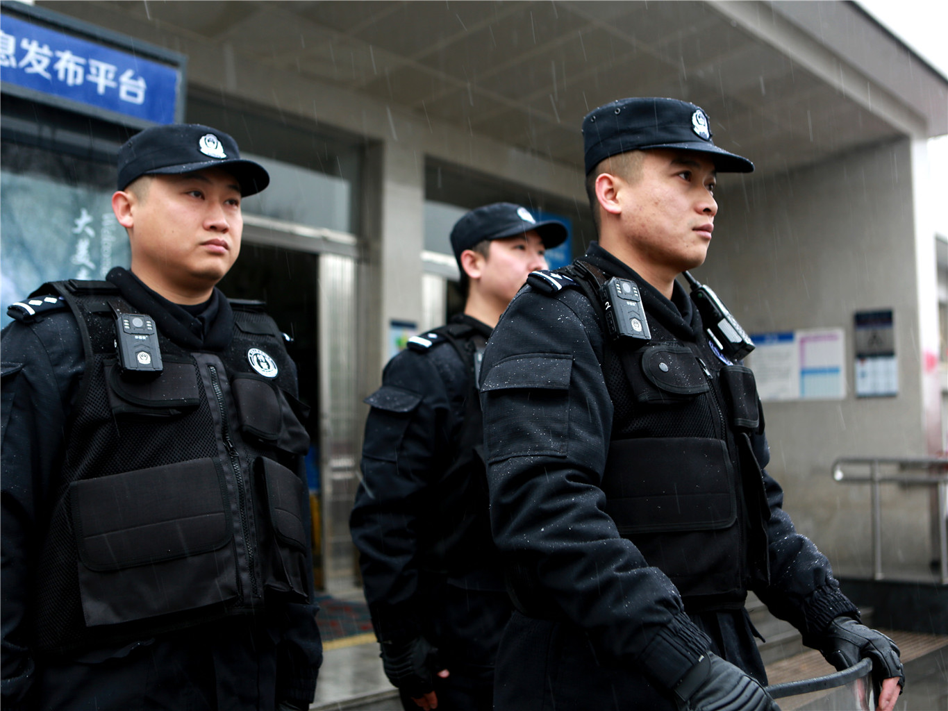 北京公交警方全力应对降雪天气保障出行安全