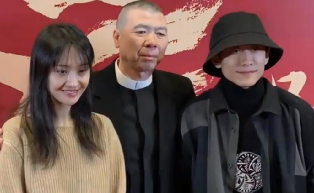 冯小刚新片发布会,郑爽推荐自己,成龙来谋求合作?