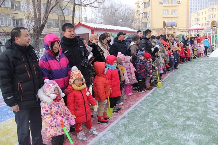 哈尔滨市妇联幼儿园举办亲子堆雪人比赛活动