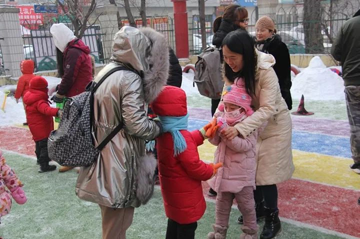 哈尔滨市妇联幼儿园举办亲子堆雪人比赛活动