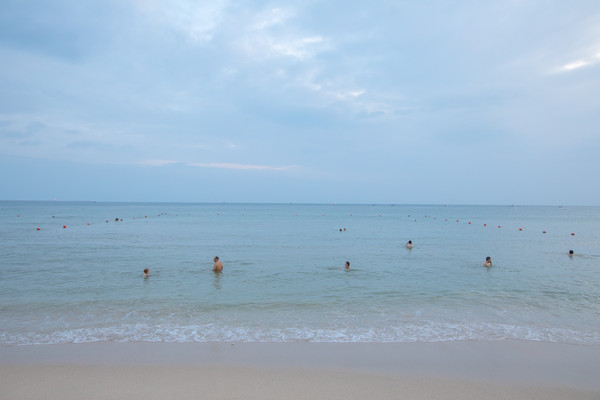 三亚迎冬季旅游旺季,游客扎堆海滩晒日光浴,遍地俄罗斯大妈