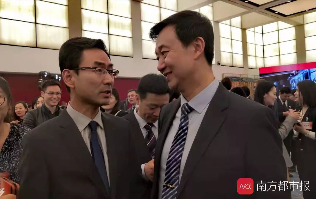 吴谦与耿爽现场交流.注意眼神