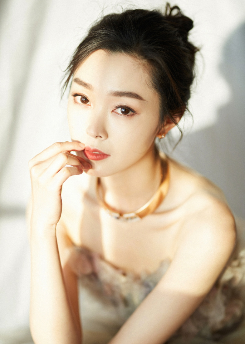 宋轶龙须丸子头登热搜 时尚盛典获"年度时尚优雅先锋"