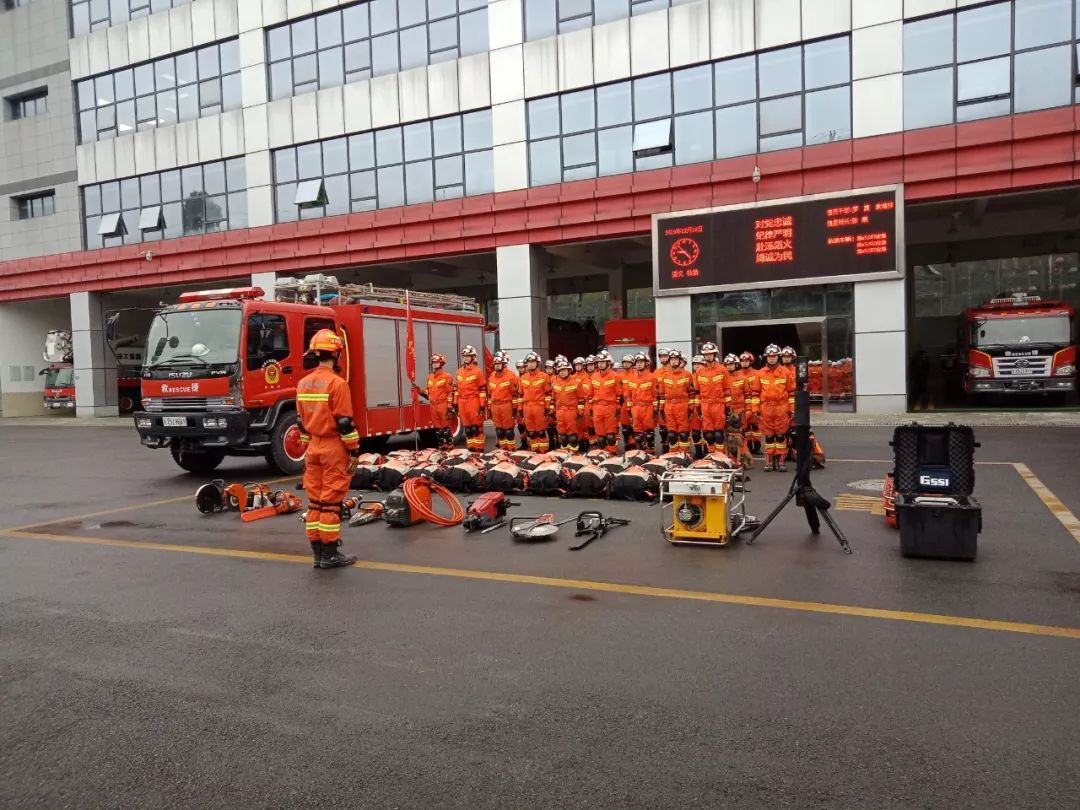 地震發生後, 四川省消防救援總隊立即啟動跨區域地震救援預案,劉賦德