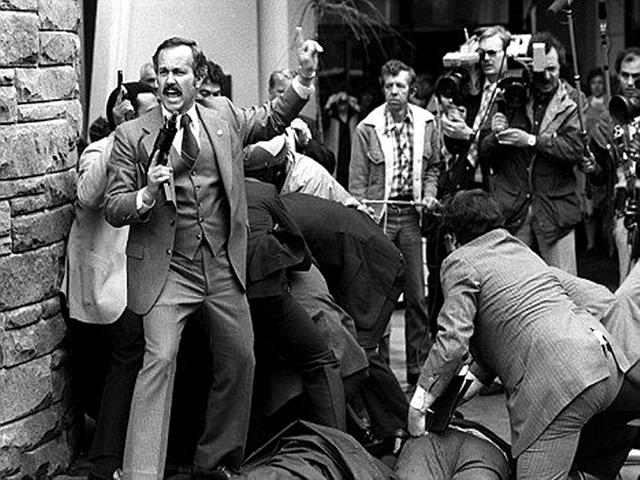 军事丨在1981年里根总统被行刺时,特工从公文箱拿出一把冲锋枪
