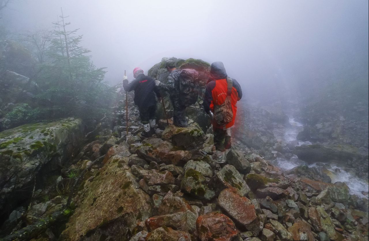 登顶回撤 人生第一次遭遇销魂的大自然滑梯 高山流石滩 给跪了!-搜狐大视野-搜狐新闻