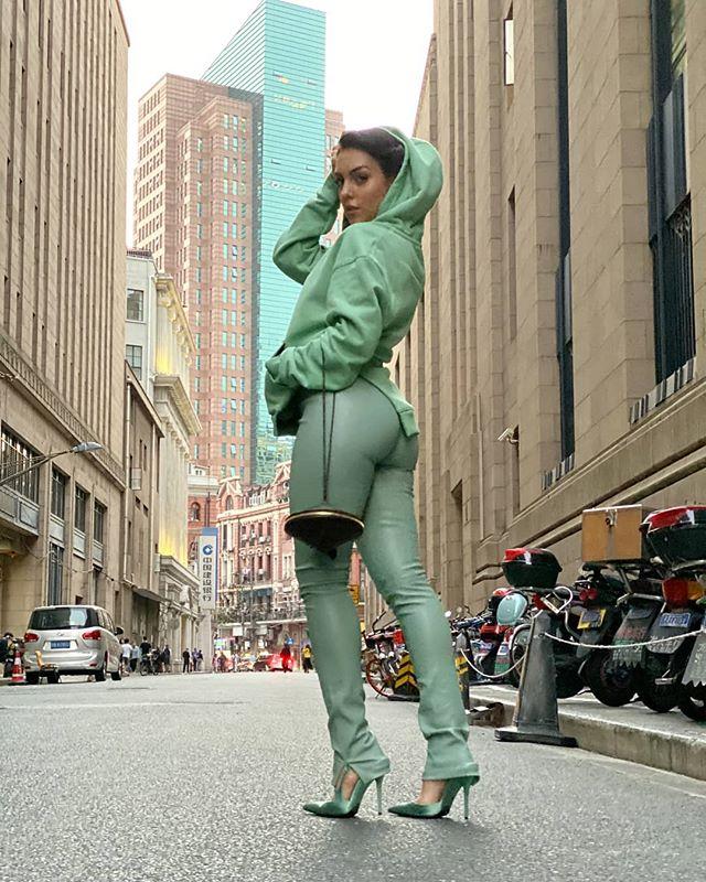 原创c罗携妻亮相乔治娜低胸连体裤好性感迷你罗个子快到爸爸肩膀