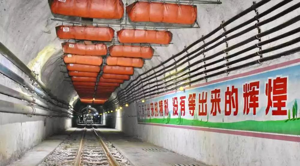 岱庄煤矿自主设计施工完成2600米的大巷运输轨道升级工程