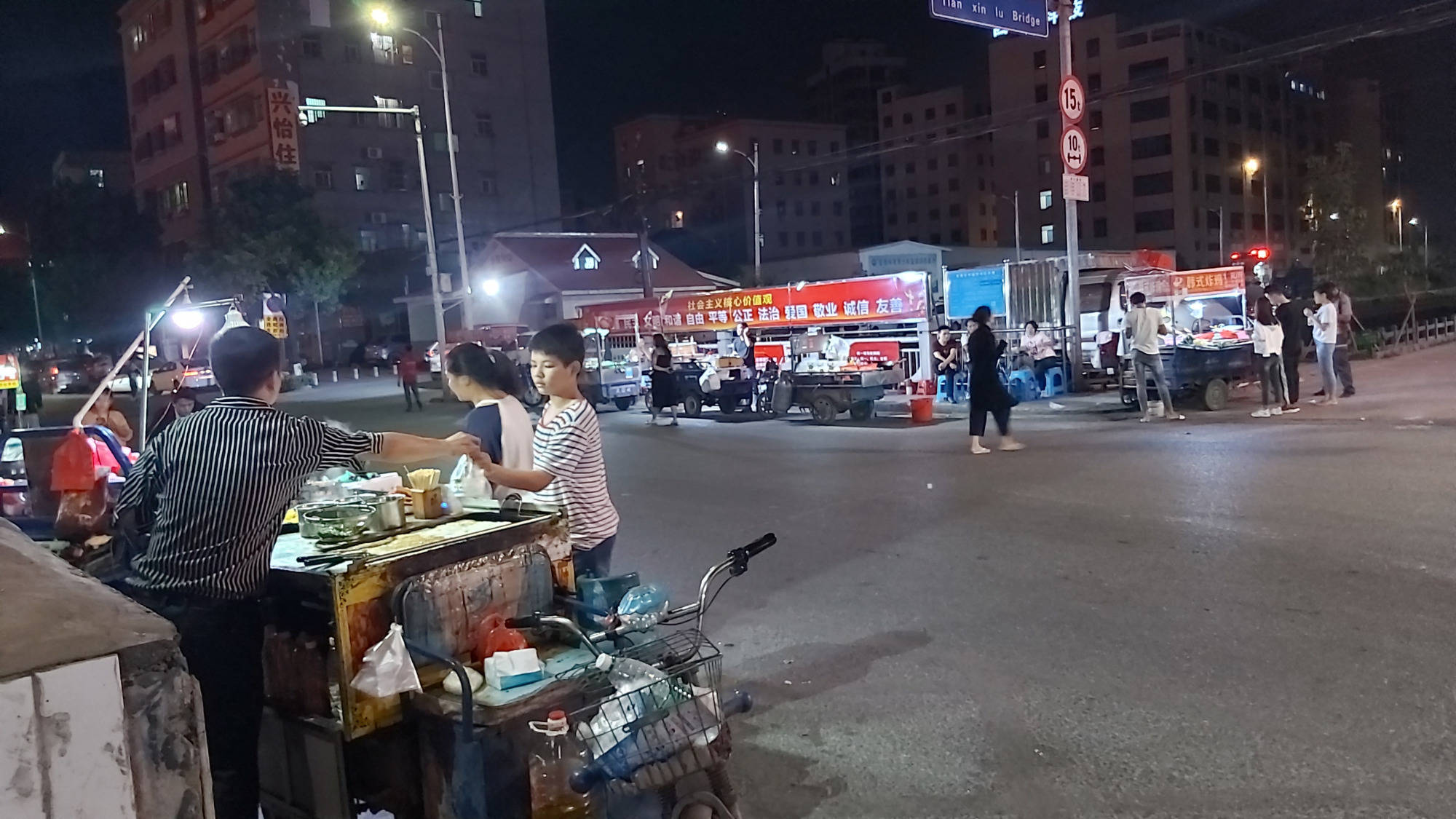 夜逛东莞塘厦田心商业中心,看看当地的夜生活