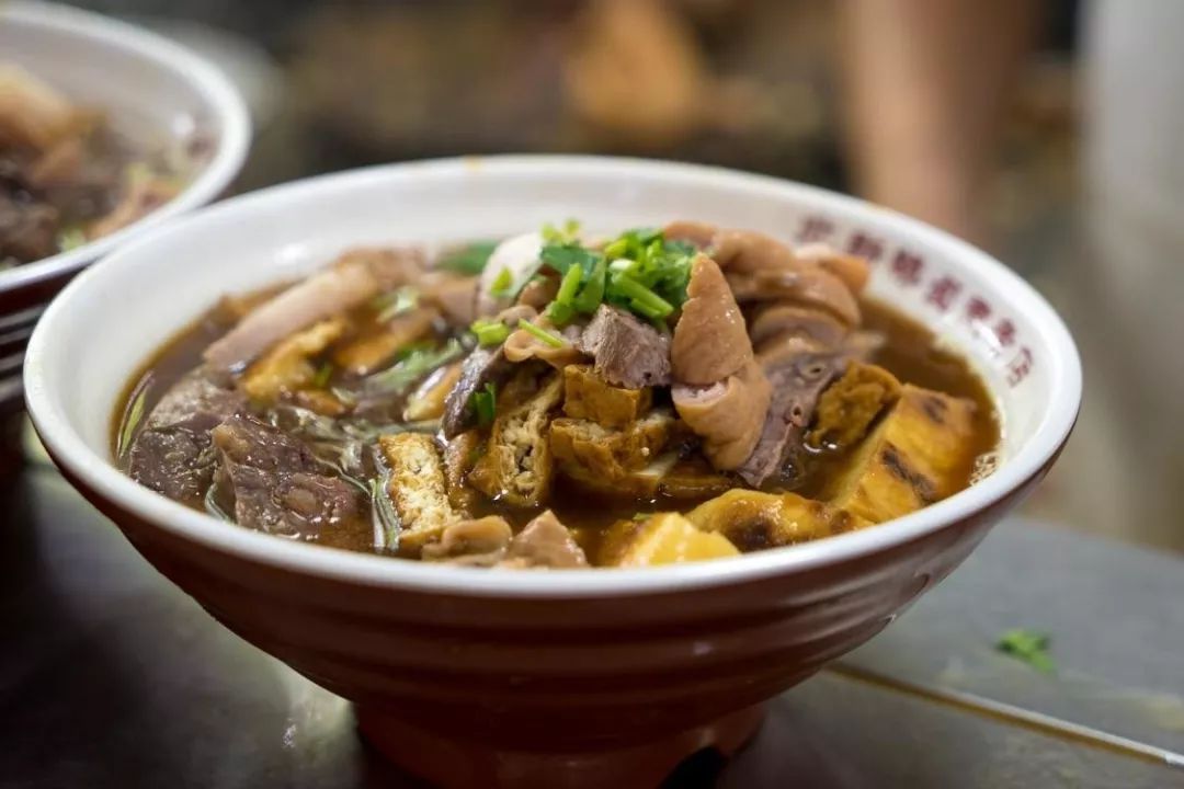 其实这卤煮火烧就是猪肠, 猪肺在大锅里一起炖, 加上斜切的火烧,杜葺