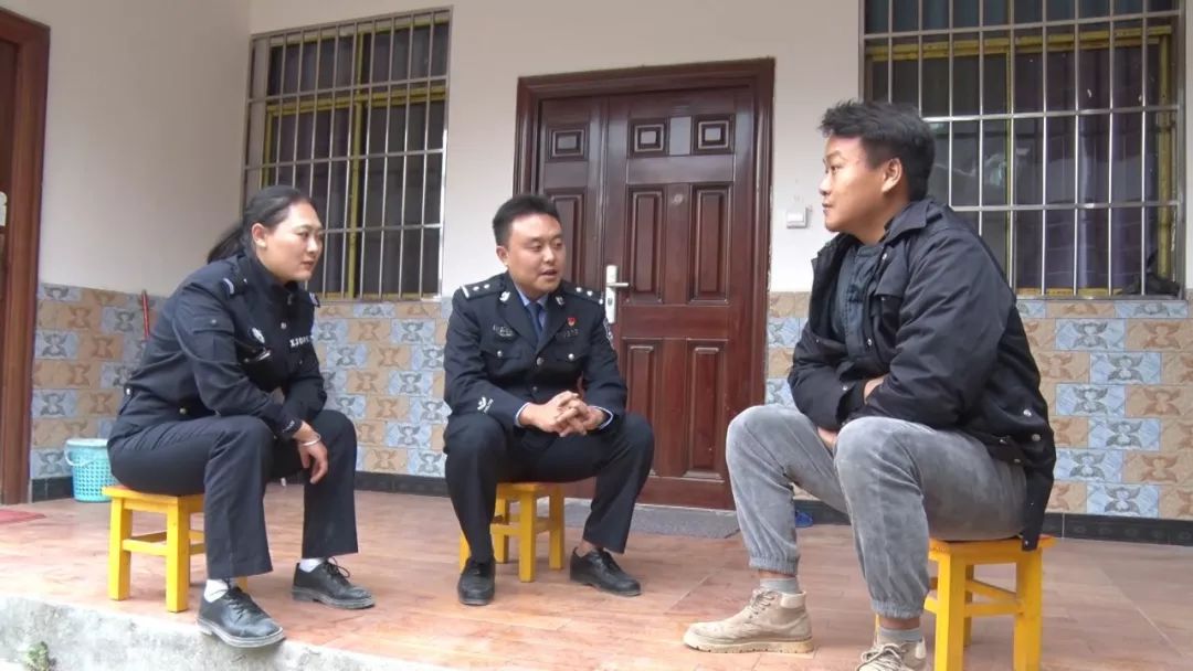 社区民警杨梁深得群众信赖的小杨警官