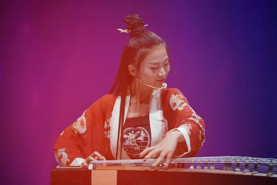 90后汉服姑娘弹古筝在国外爆火,外国人惊呼:中国传统文化真美!