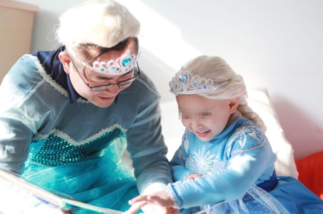 4岁女童因病失去左眼,爸爸为她扮"大头"艾莎!