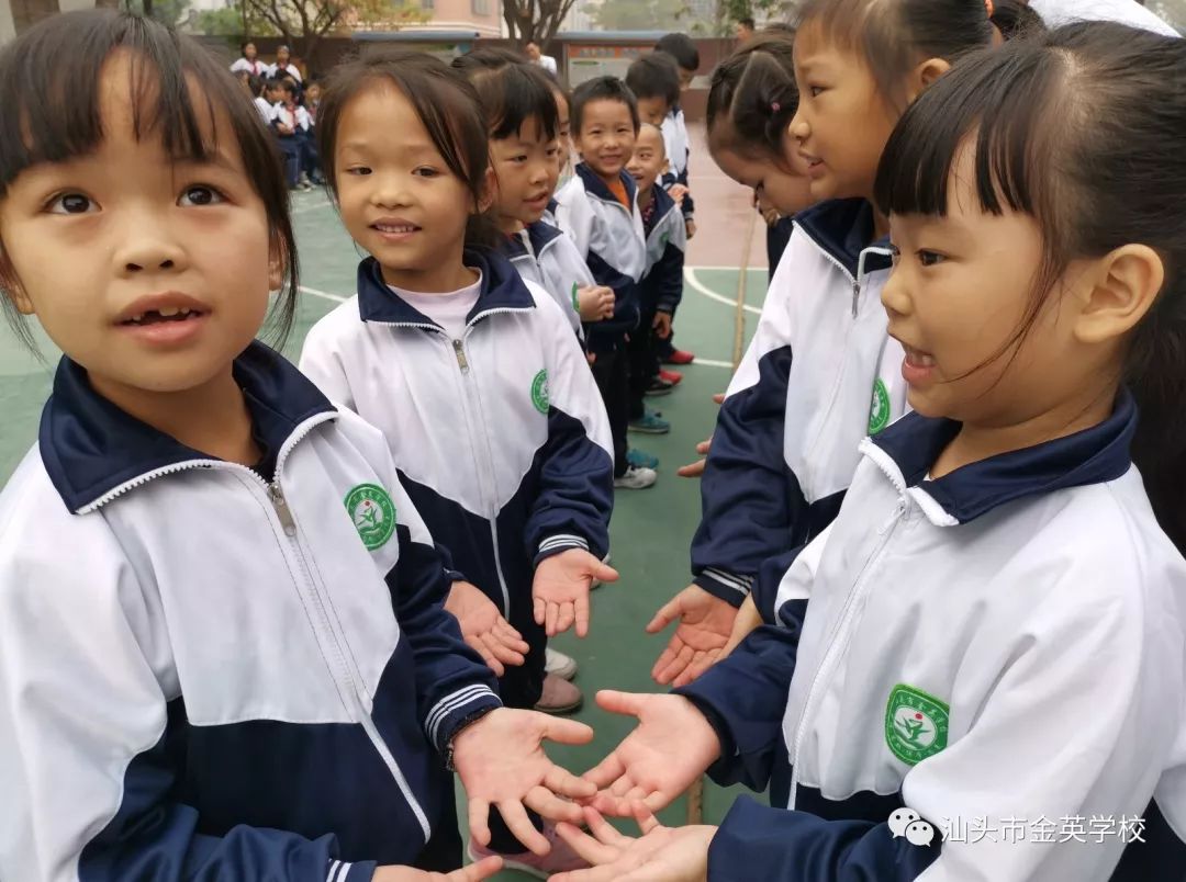心的凝聚力的较量记金英学校小学部拔河比赛