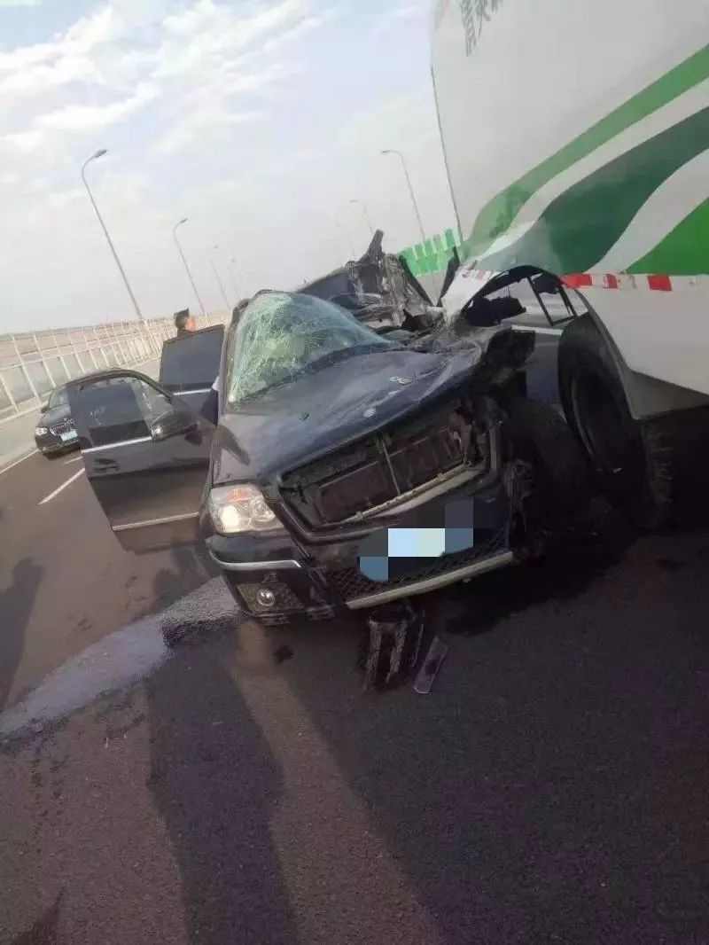 车祸司机昏迷被困车内,北仑医生路过这样做.